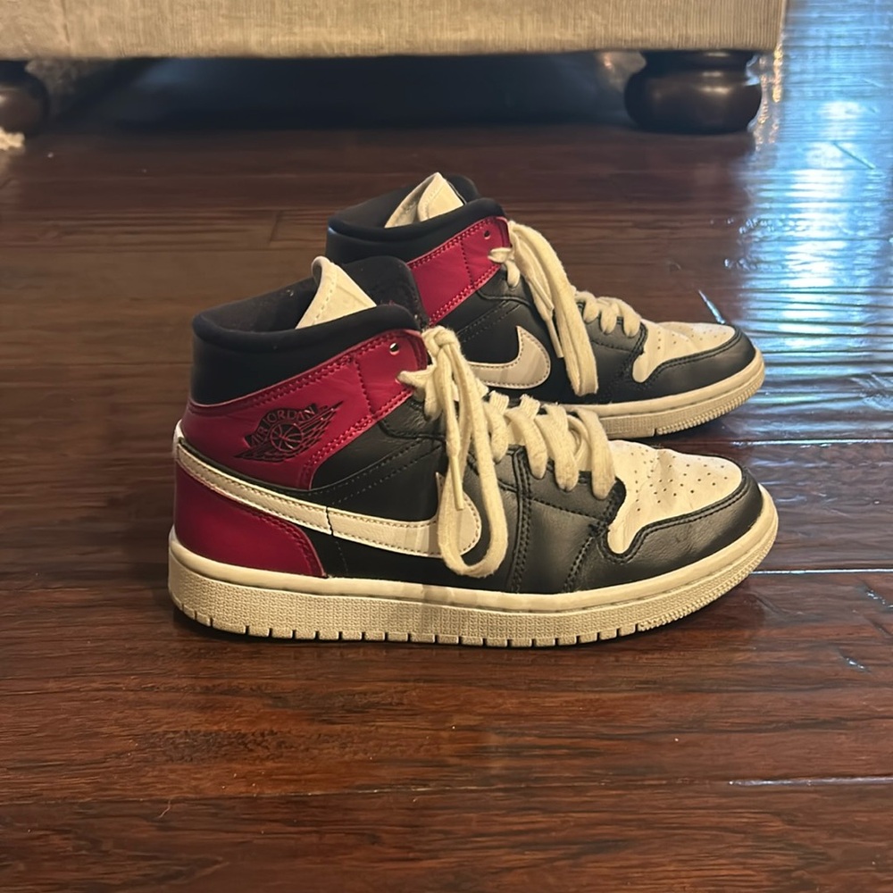 WMNS AIR JORDAN 1 MID ‘ NOBLE RED’
Size 6.5